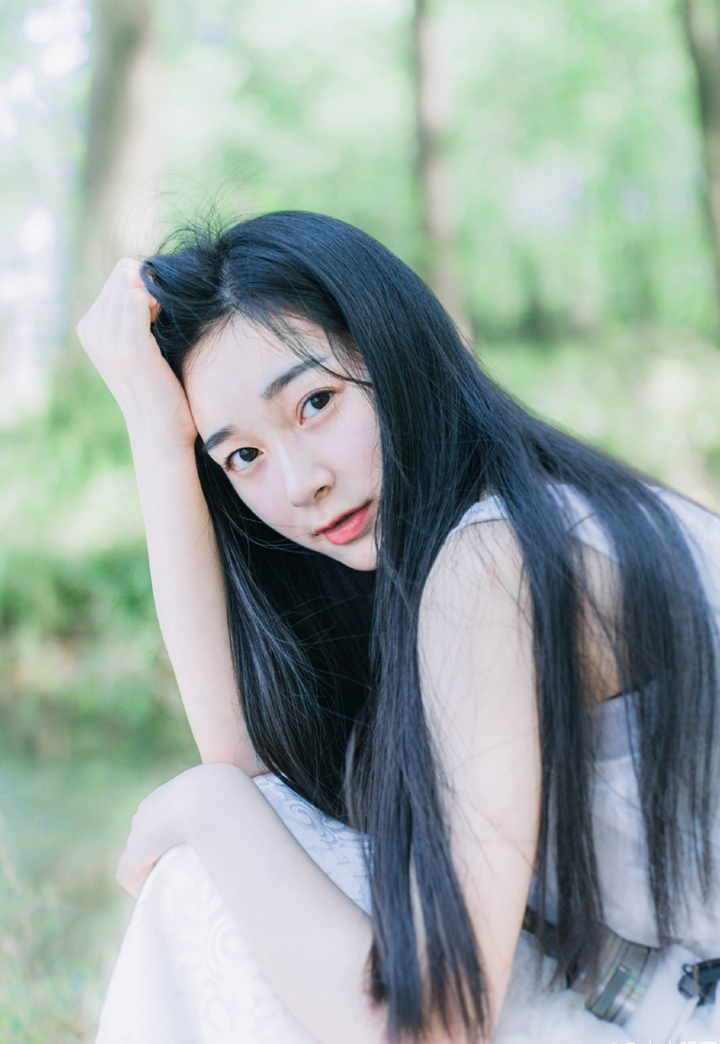 “喏！”邓贤郑重一礼，看向庞统道：“只是如今我军粮草堪忧，不知先生准备如何做？”